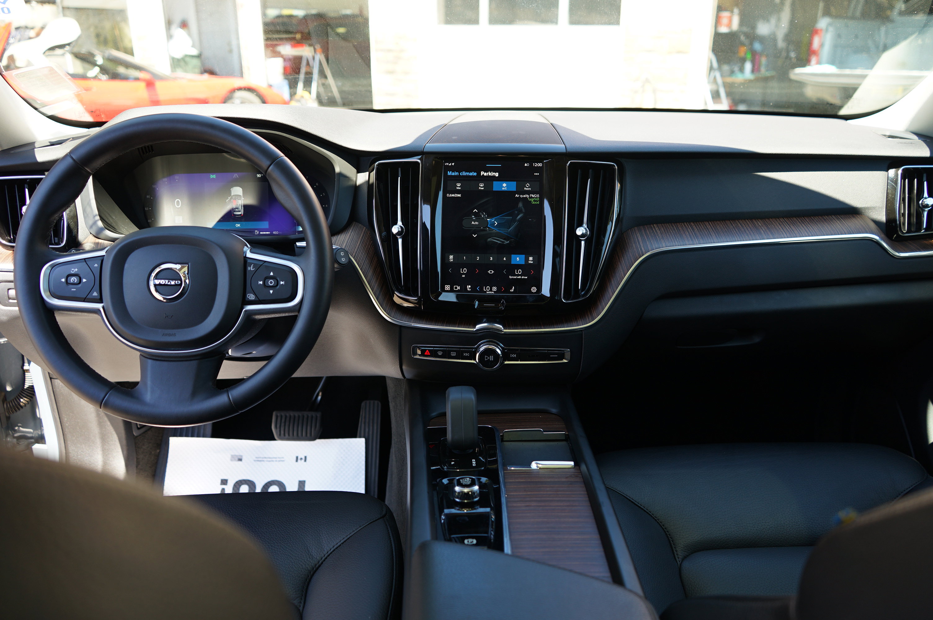 Used 2022 Volvo XC60 B5 Momentum image 22