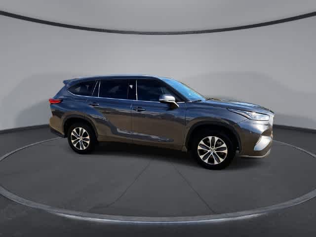 Used 2021 Toyota Highlander XLE FWD image 9