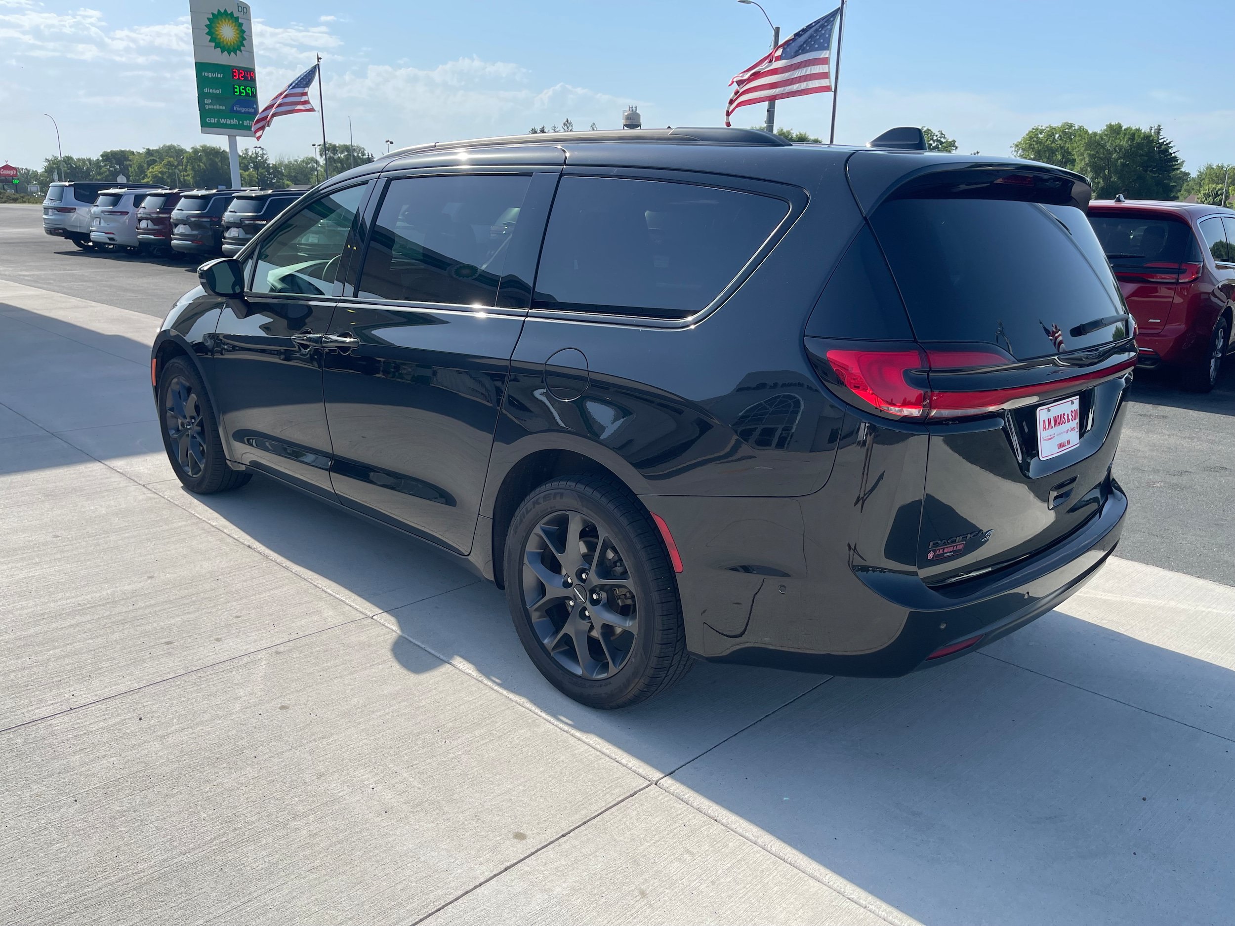 Used 2023 Chrysler Pacifica Touring-L w/ S Appearance Package AWD/4WD image 6