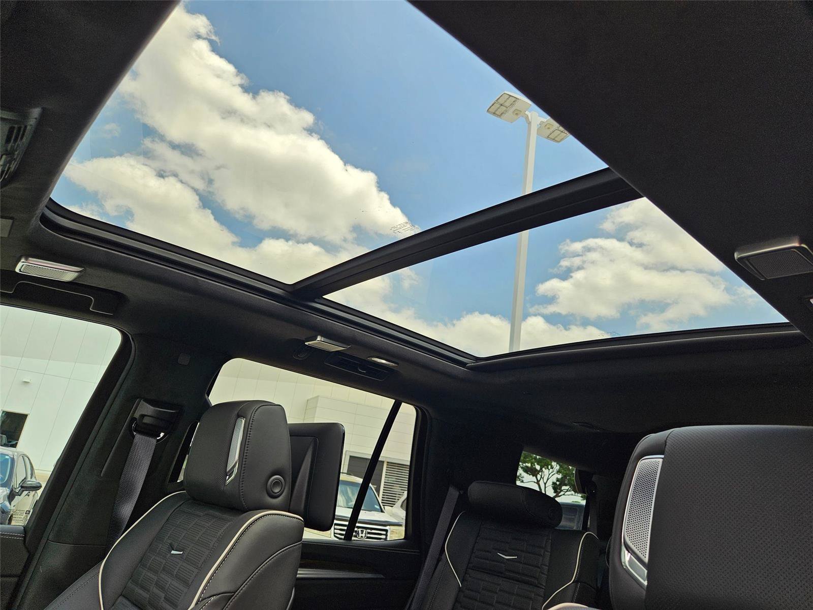 Used 2025 Cadillac Escalade Sport Platinum w/ LPO, ONYX Package AWD/4WD image 9