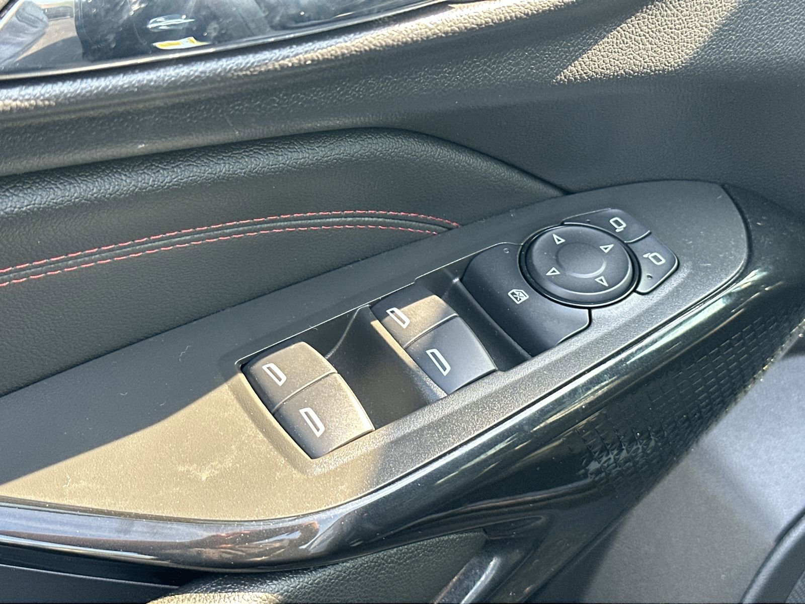 Used 2025 Chevrolet Trax RS w/ Sunroof Package image 15