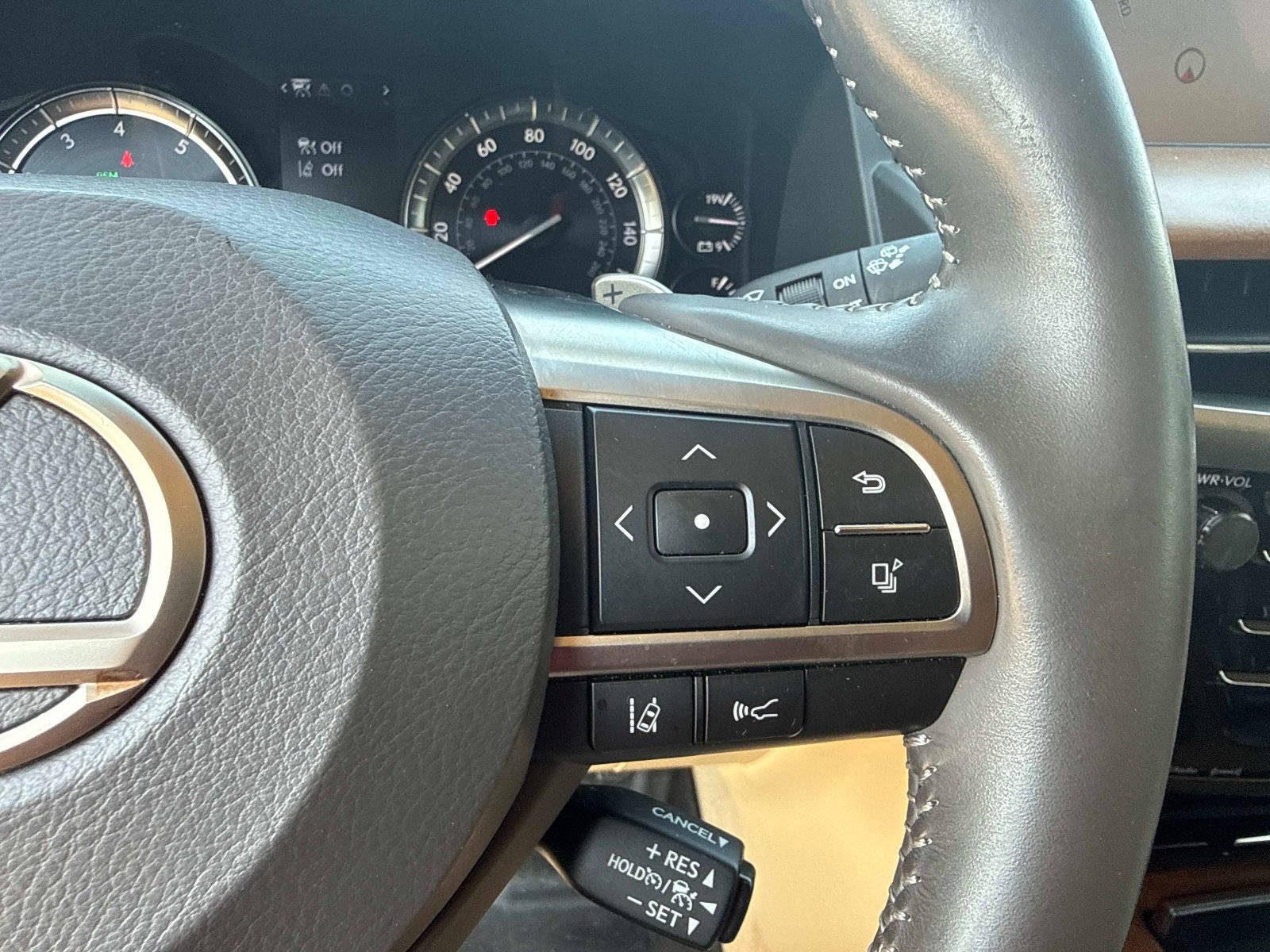 Used 2020 Lexus LX 570 4WD w/ 3rd Row & Luxury Pkg image 23