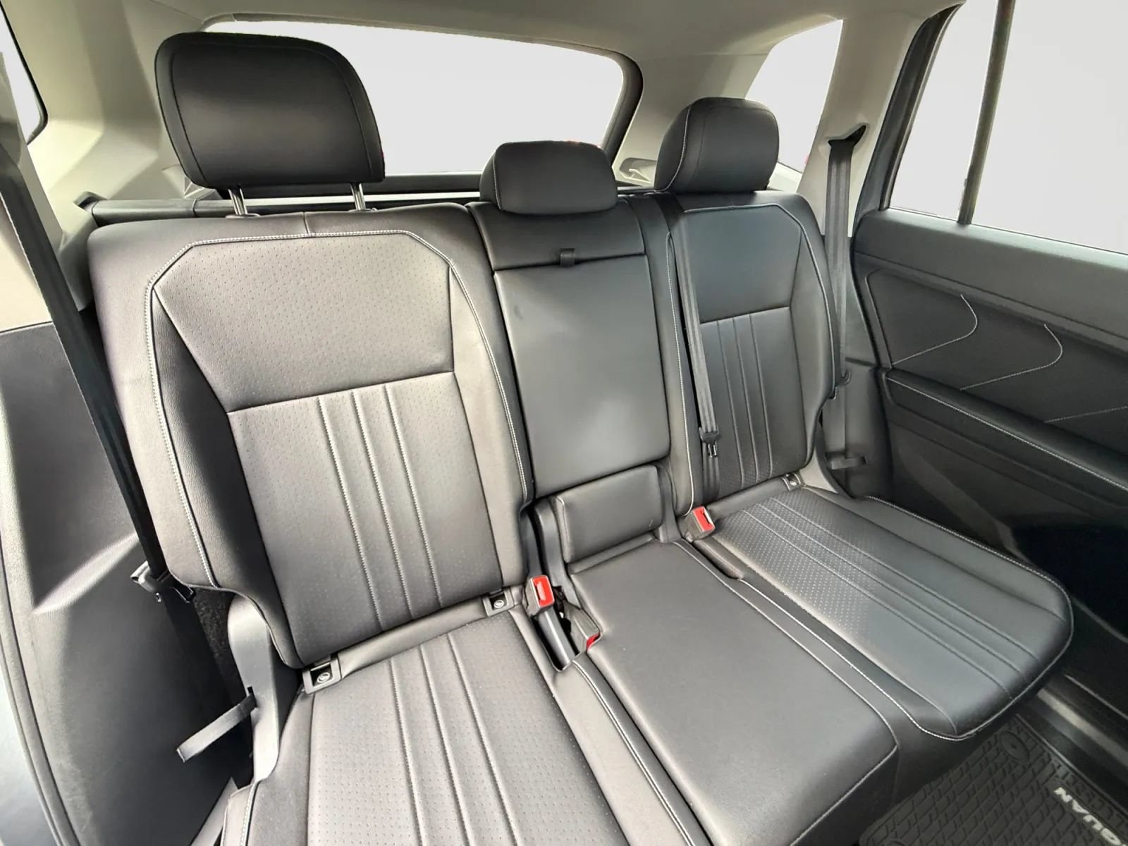 Used 2024 Volkswagen Tiguan SE w/ Panoramic Sunroof Package AWD/4WD image 18