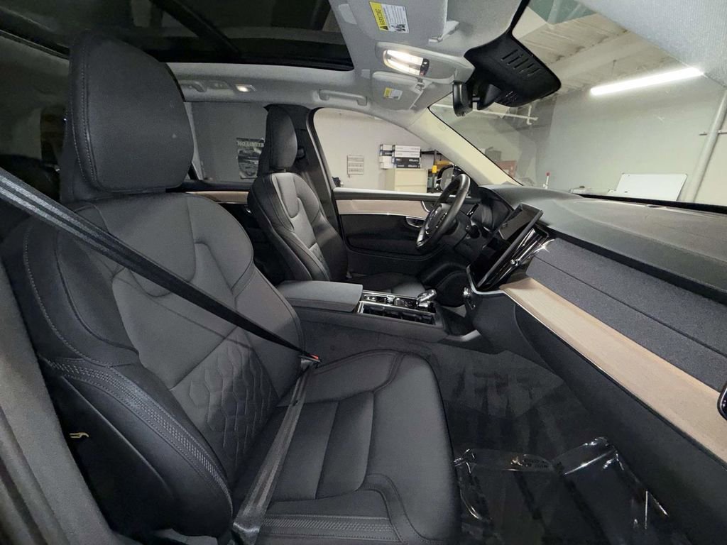 Used 2025 Volvo XC90 B6 Plus image 14