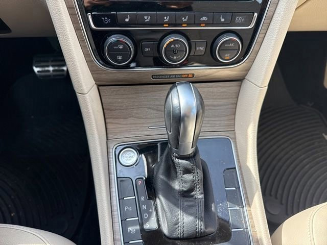 Used 2017 Volkswagen Passat 1.8T SEL Premium image 22