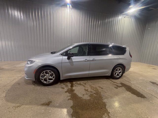 Used 2024 Chrysler Pacifica Limited image 2