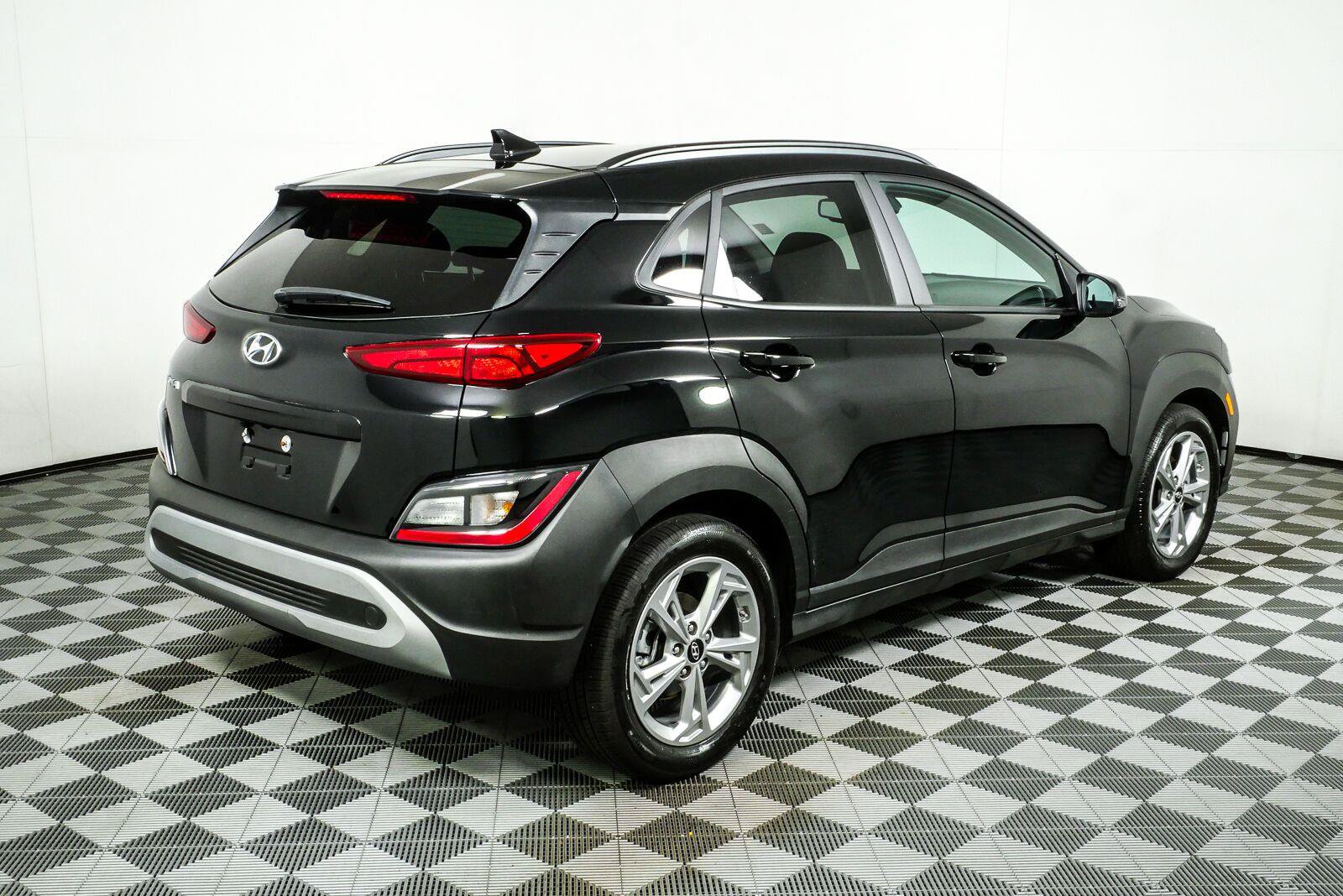 Used 2023 Hyundai Kona SEL w/ Convenience Package FWD image 3