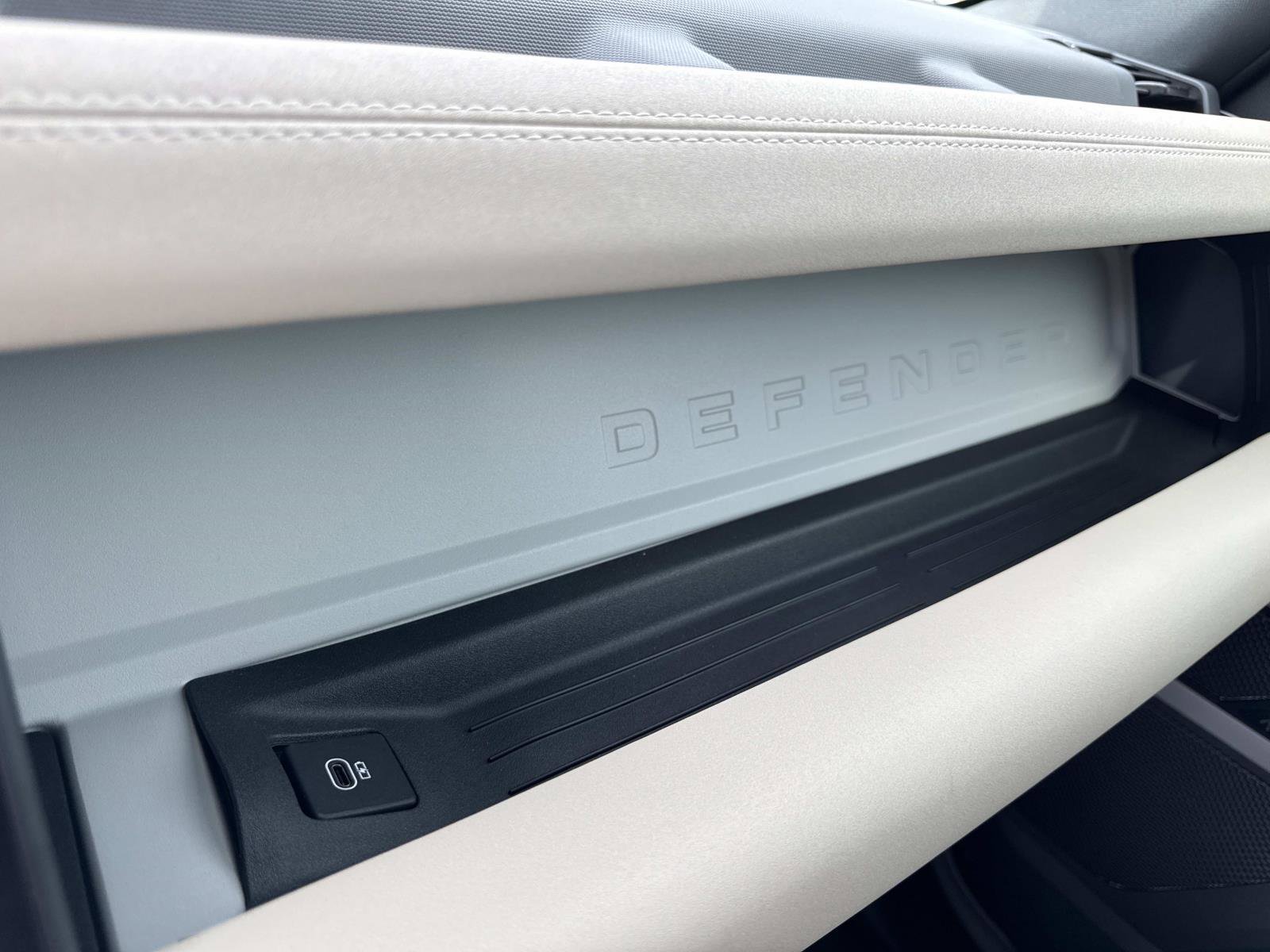 Used 2023 Land Rover Defender 110 X-Dynamic SE AWD/4WD image 33