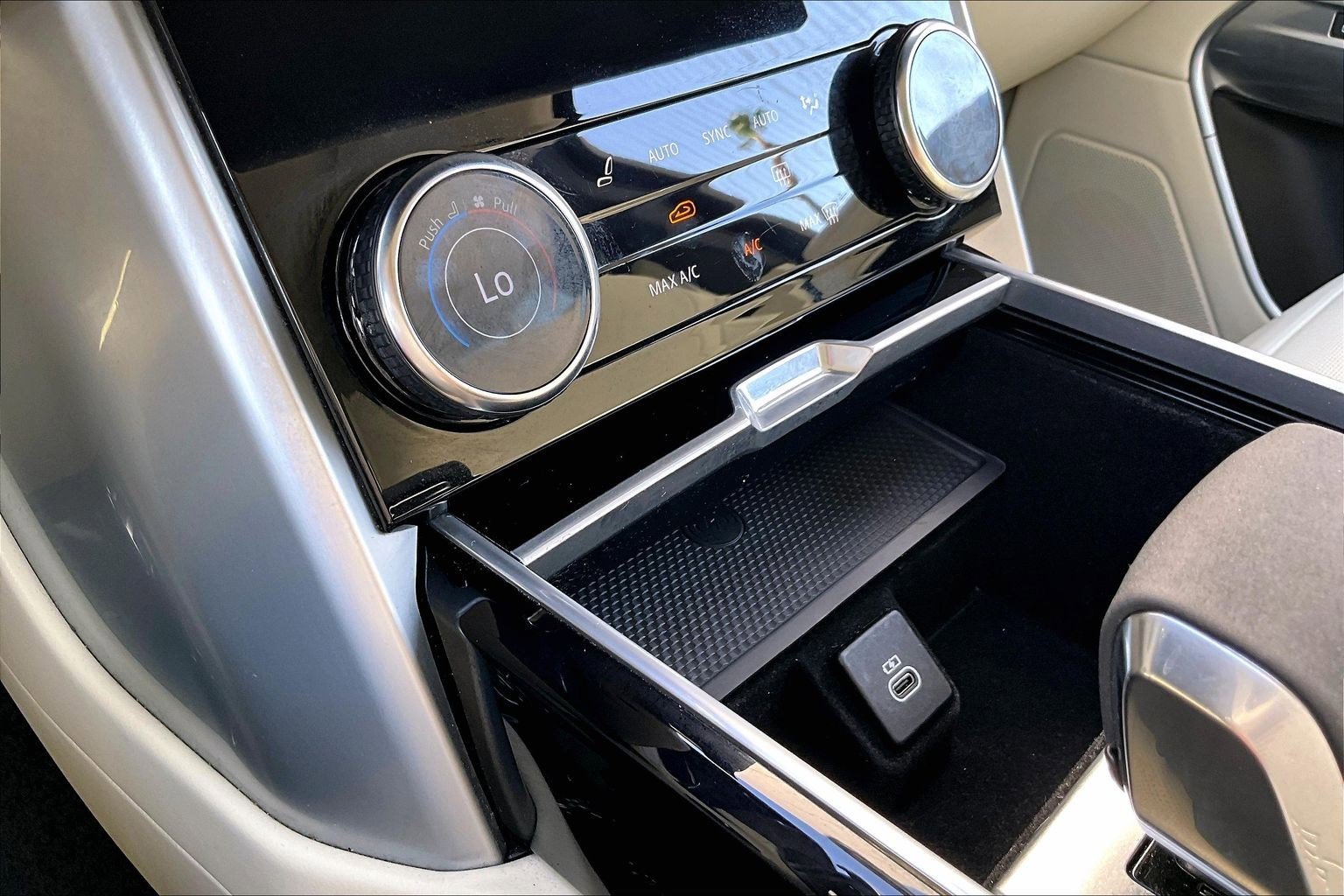 Used 2023 Land Rover Range Rover Long Wheelbase SE image 33