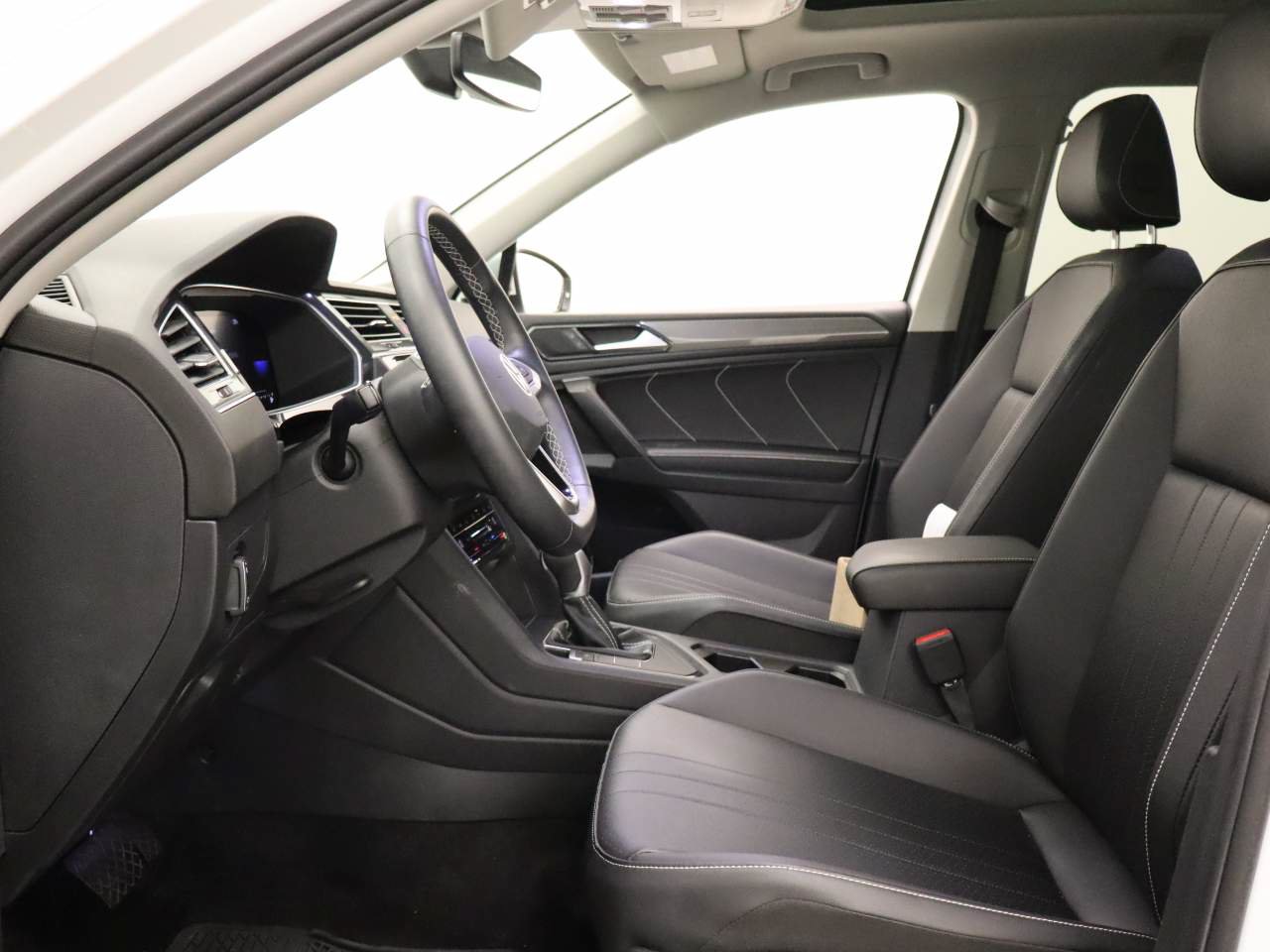 Certified 2023 Volkswagen Tiguan SE w/ Panoramic Sunroof Package FWD image 15