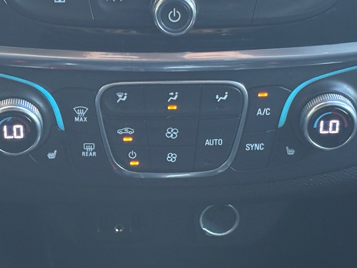 Used 2023 Chevrolet Traverse LT image 4