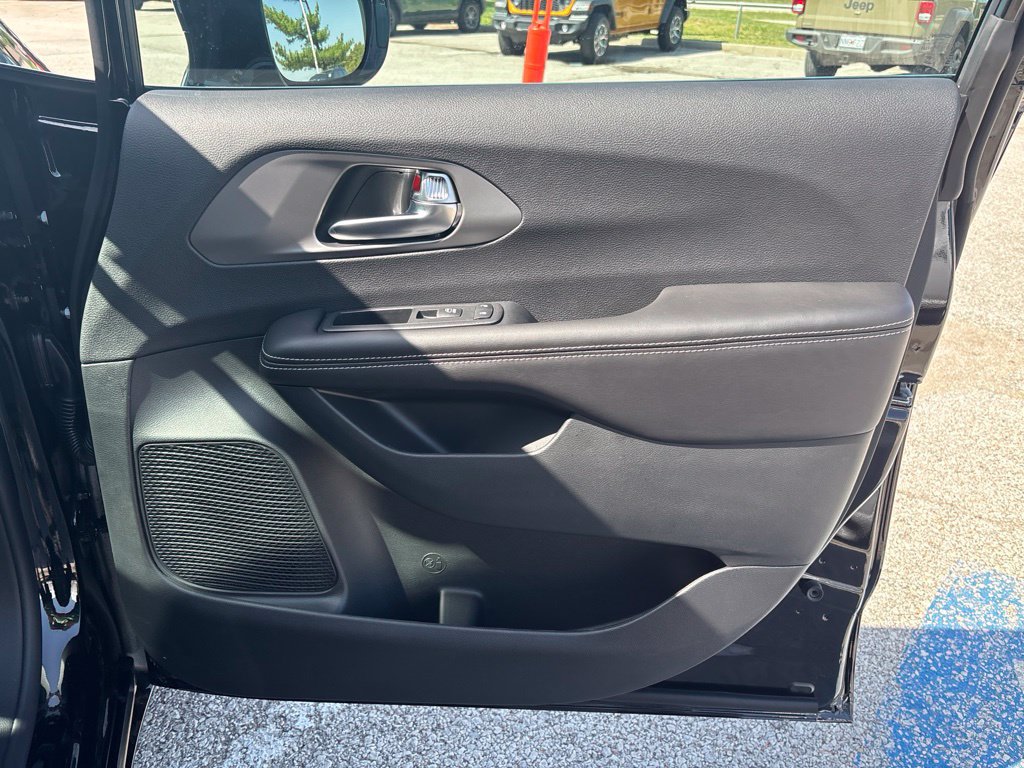 New 2027 Chrysler Pacifica Select FWD image 25