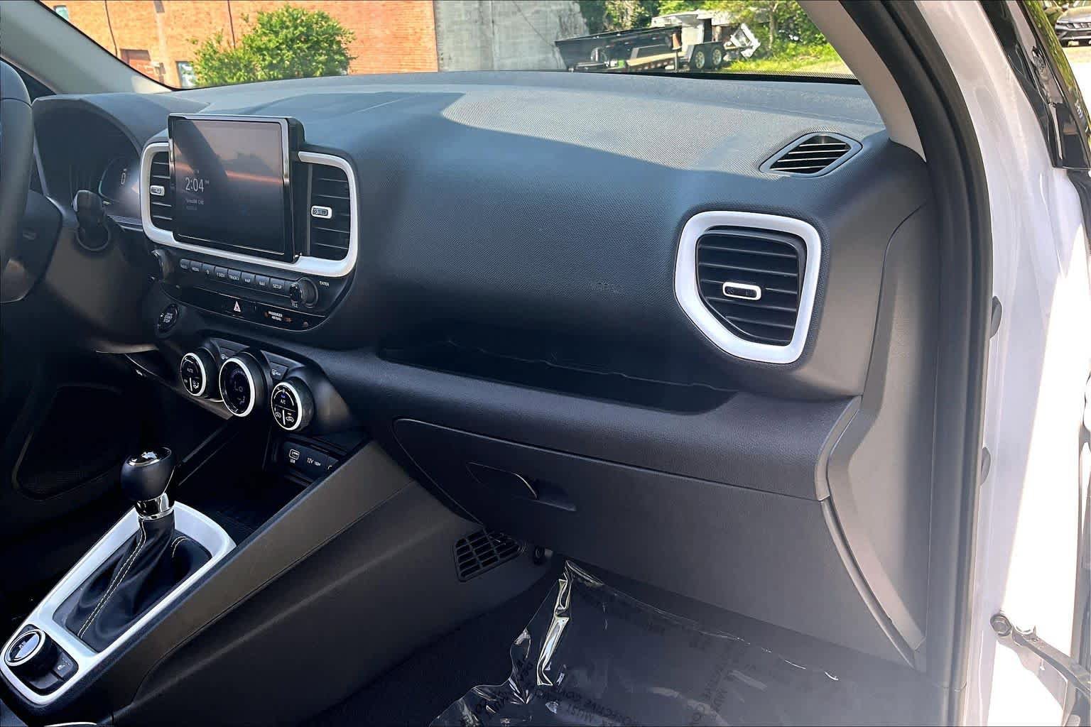 Used 2025 Hyundai Venue Limited FWD image 19