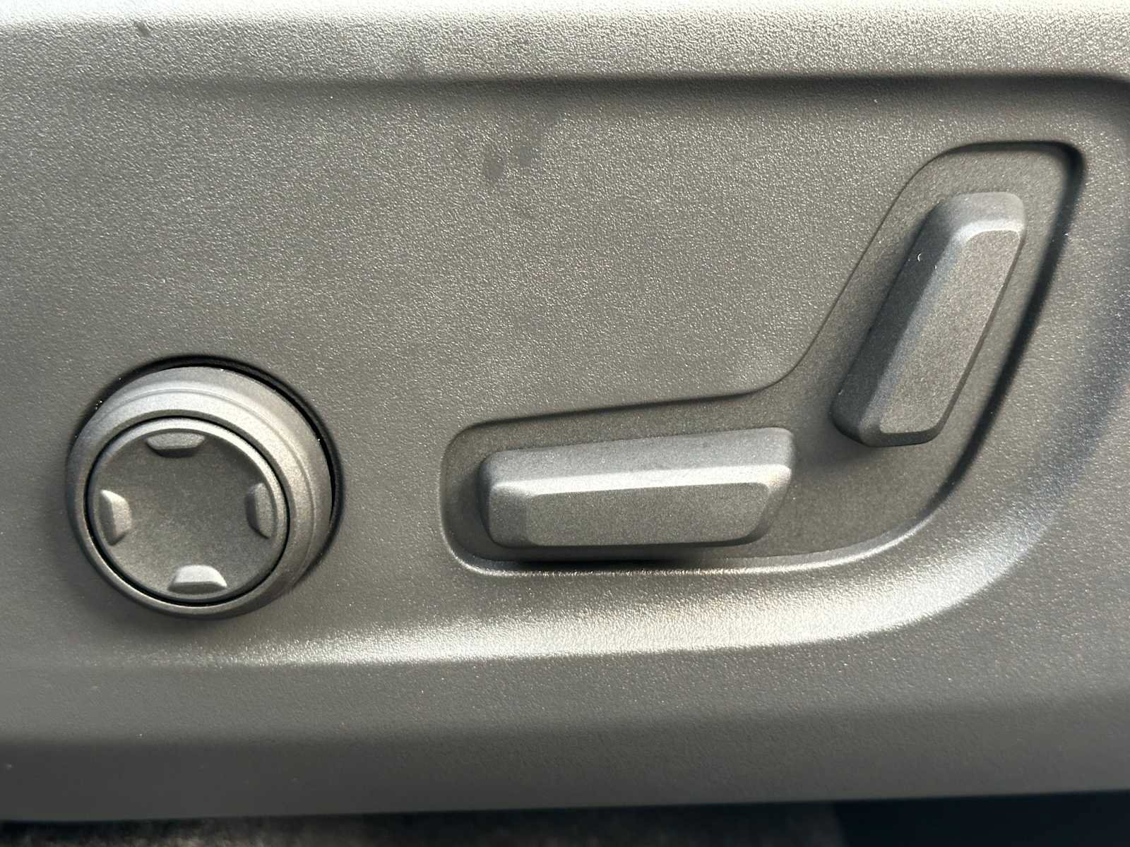 Used 2025 Volvo XC40 B5 Core w/ Climate Package image 22