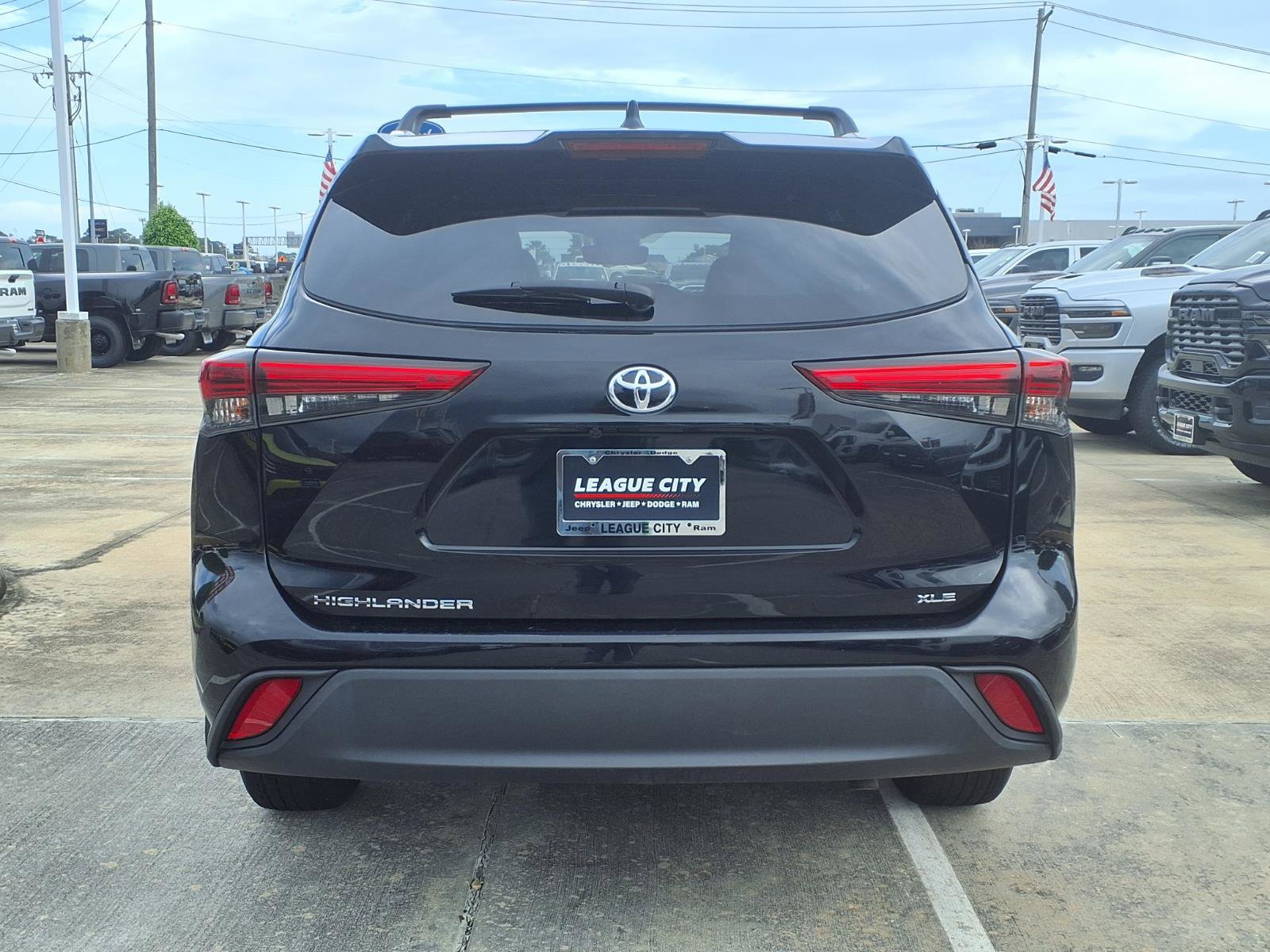 Used 2022 Toyota Highlander XLE FWD image 6