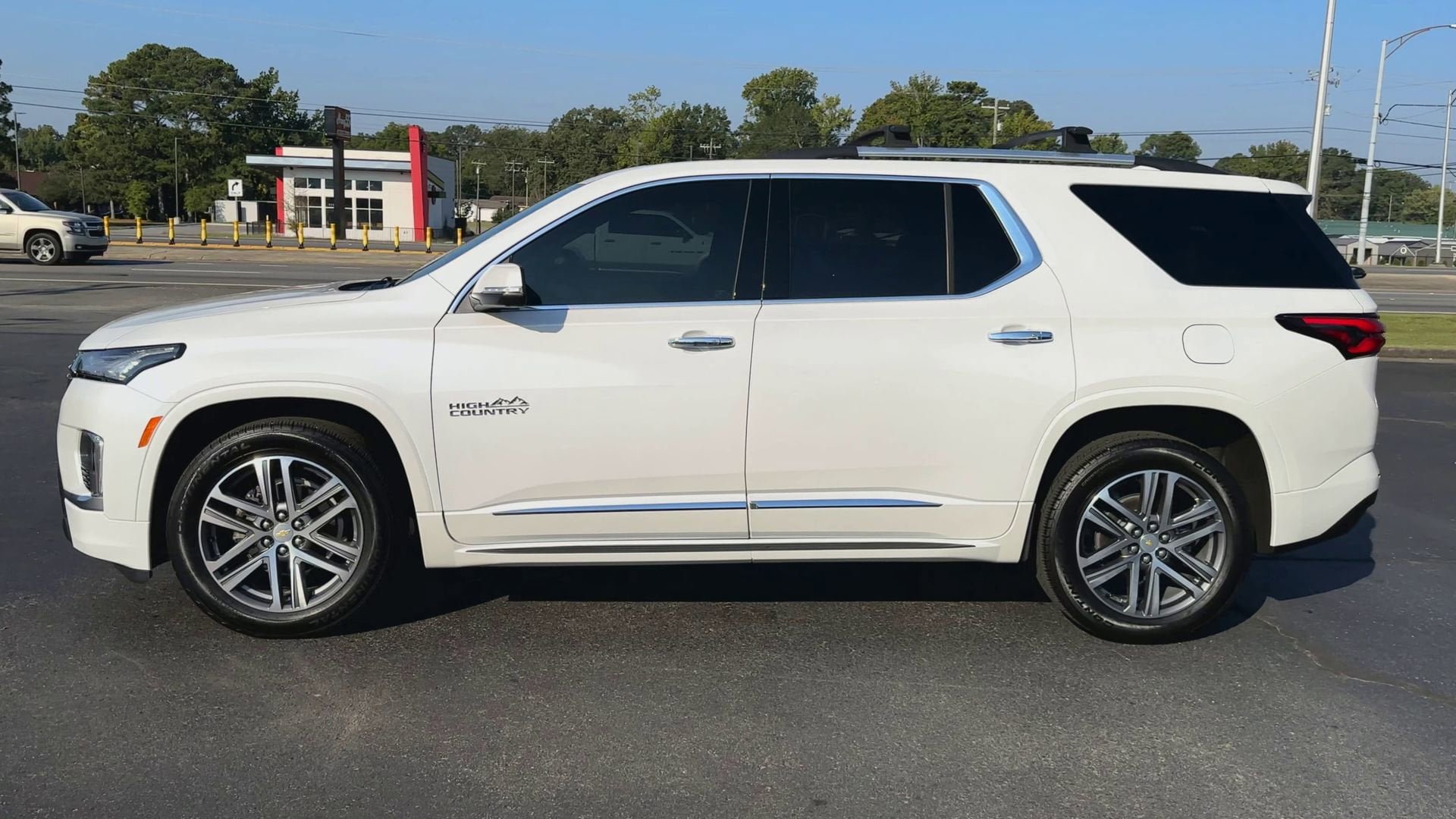 Used 2023 Chevrolet Traverse High Country w/ LPO, 'HIT The Road' Package FWD image 5