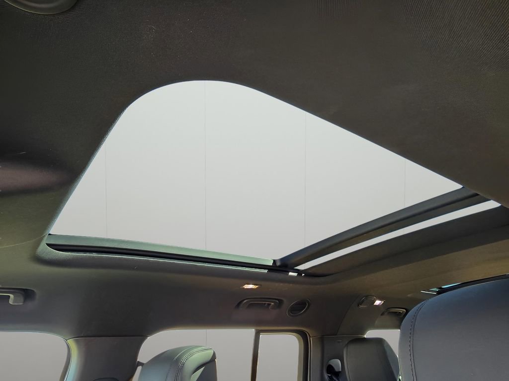 Used 2023 Land Rover Defender 130 X-Dynamic SE image 17