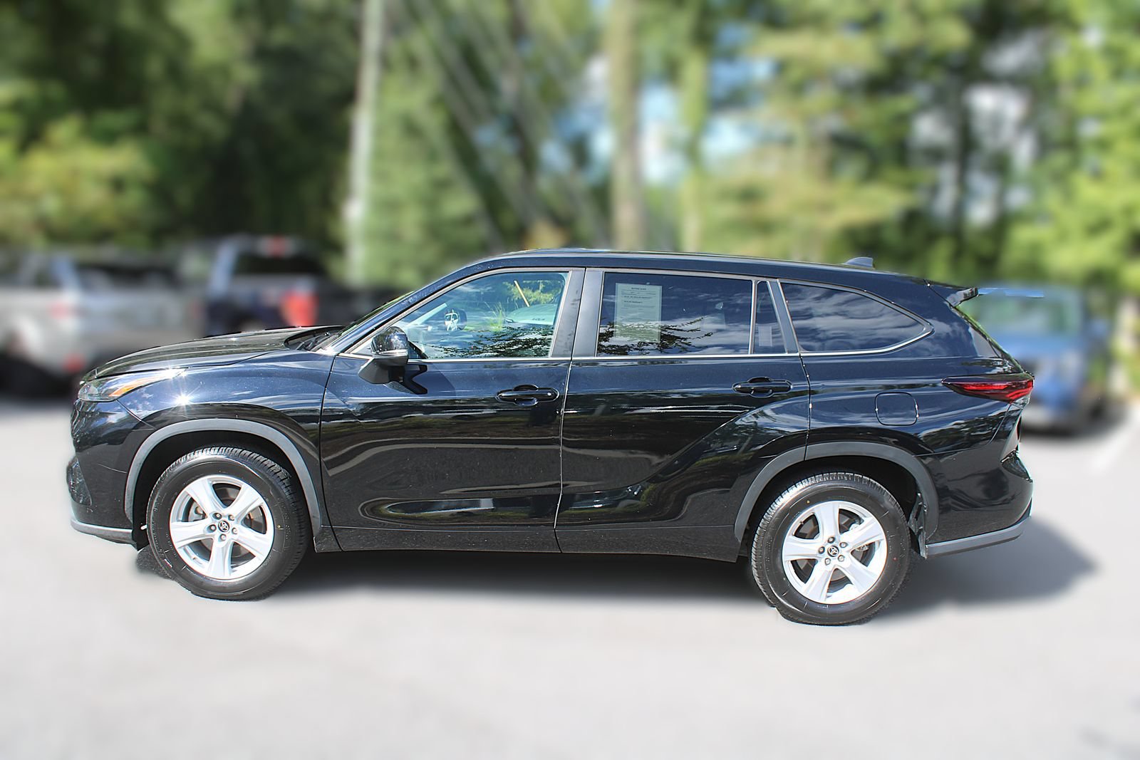 Used 2024 Toyota Highlander LE FWD image 6