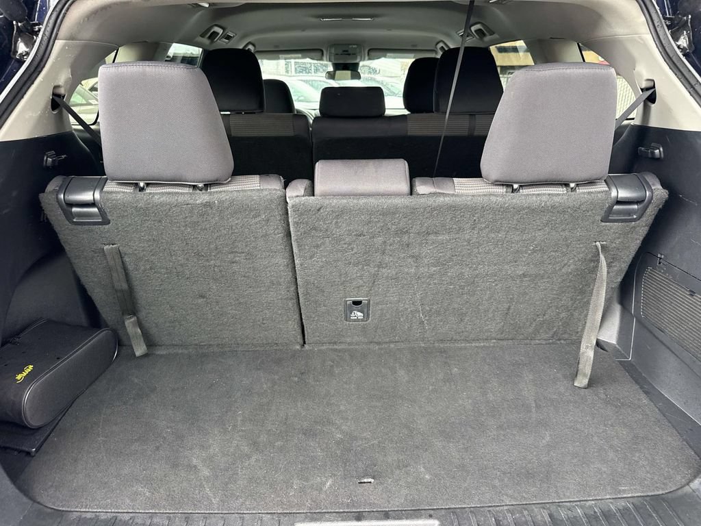 Used 2025 Toyota Highlander LE FWD image 7
