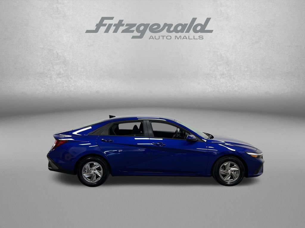 Used 2025 Hyundai Elantra SE w/ Cargo Package FWD image 7
