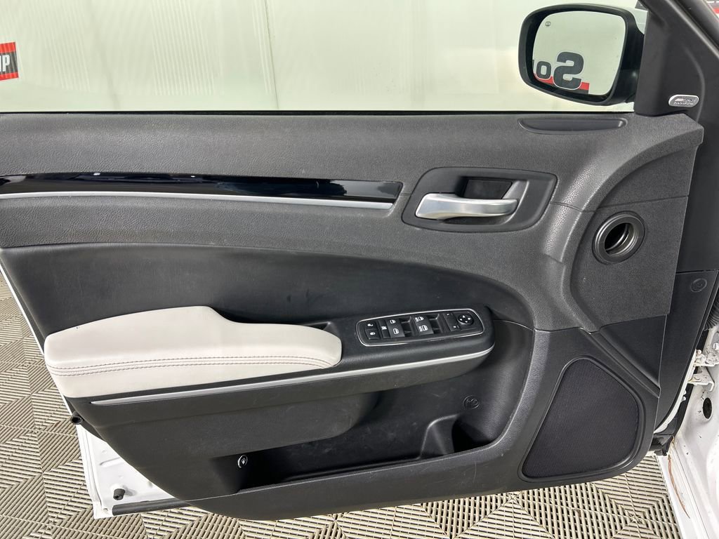 Used 2019 Chrysler 300 S image 11