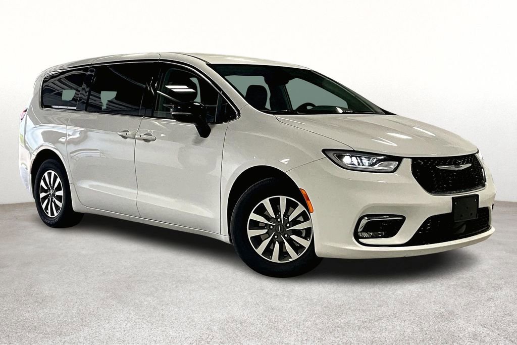 Used 2024 Chrysler Pacifica Select image 13