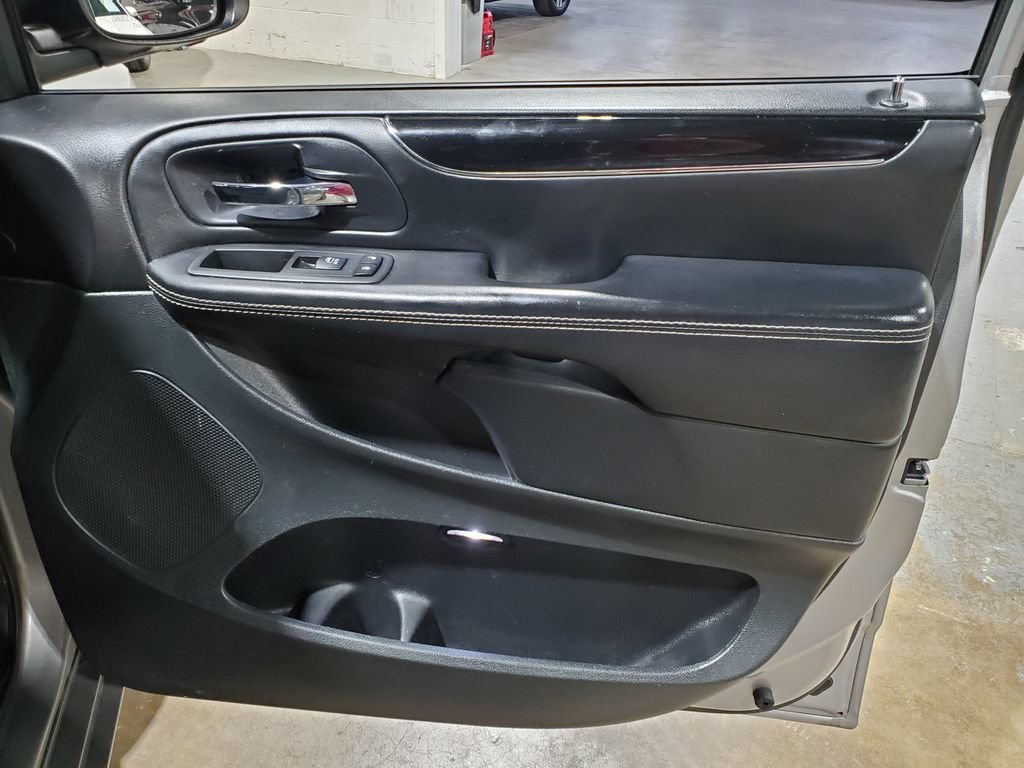 Used 2016 Dodge Grand Caravan SE FWD image 15