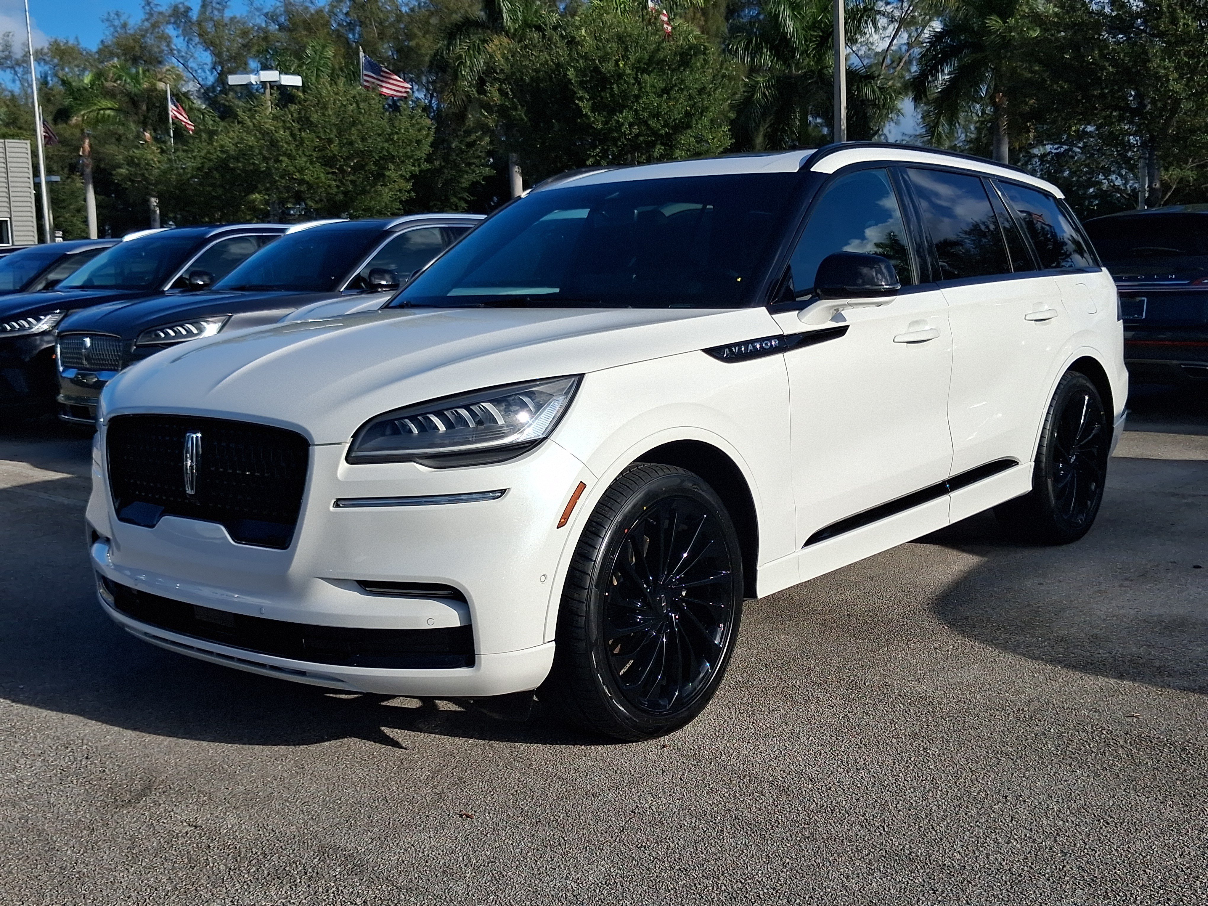 Certified 2023 Lincoln Aviator Reserve w/ Jet Package RWD image 2