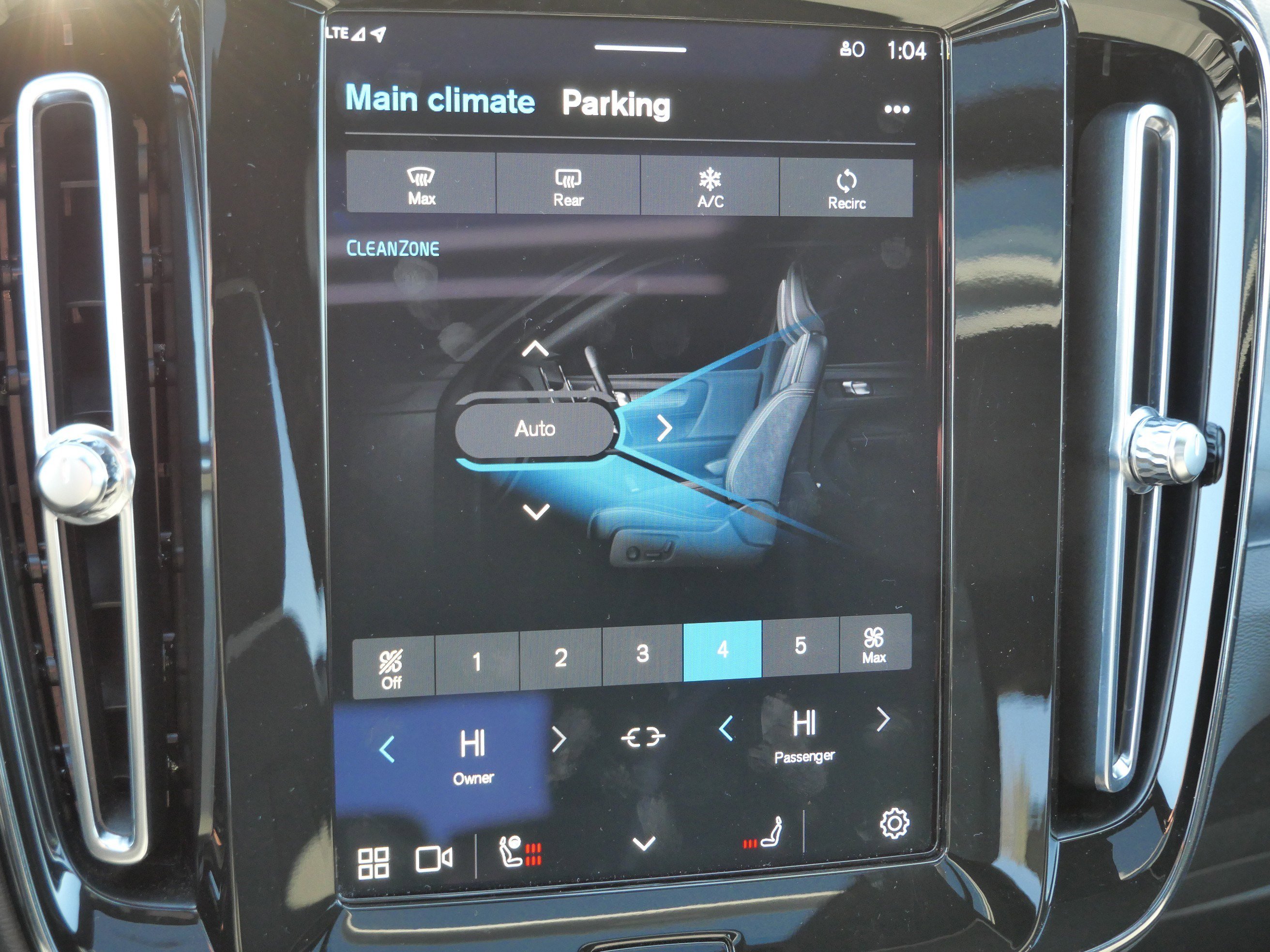 Used 2023 Volvo XC40 Recharge Ultimate image 25