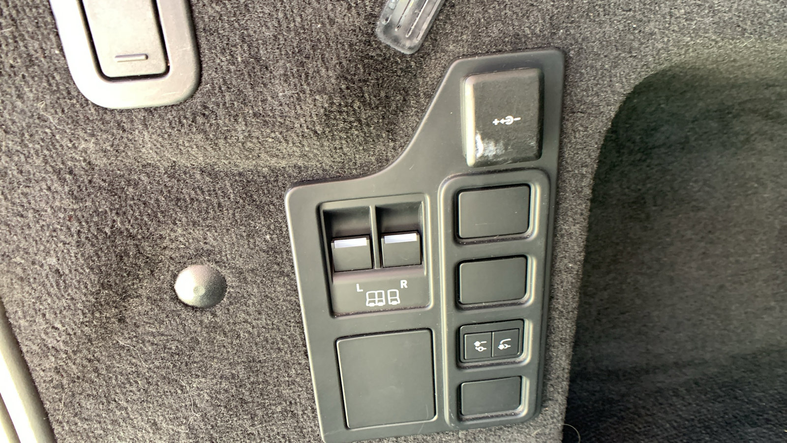 Used 2024 Land Rover Discovery S image 27