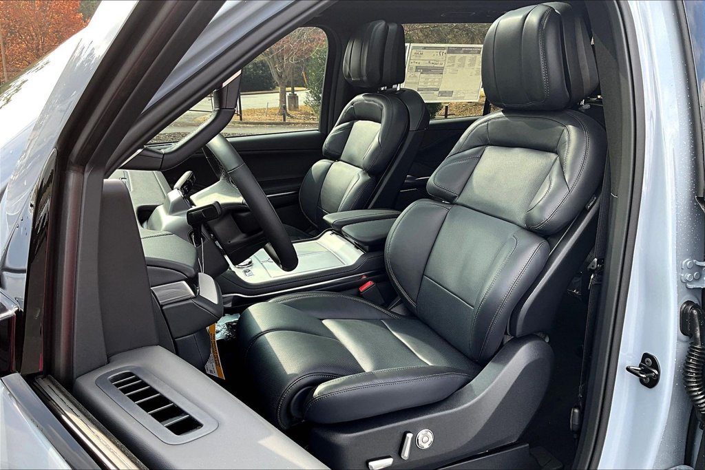 New 2025 Lincoln Navigator L Reserve w/ Jet Appearance Package AWD/4WD image 9
