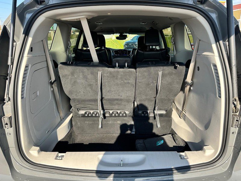 Used 2022 Chrysler Pacifica Touring-L FWD image 6