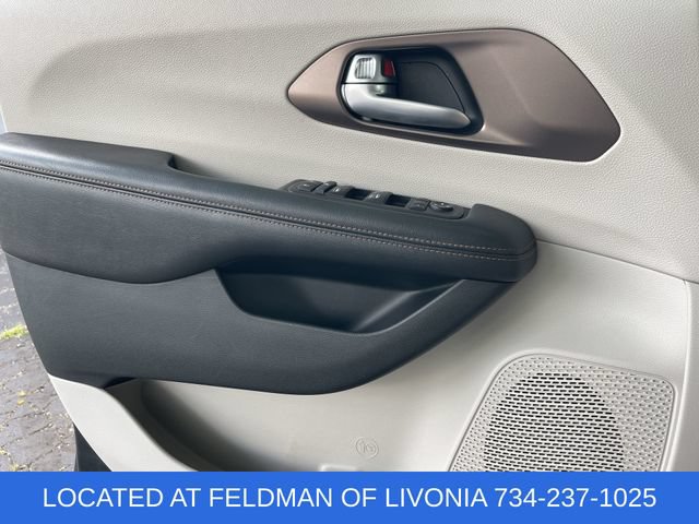 Used 2018 Chrysler Pacifica Touring-L w/ Premium Audio Group FWD image 21