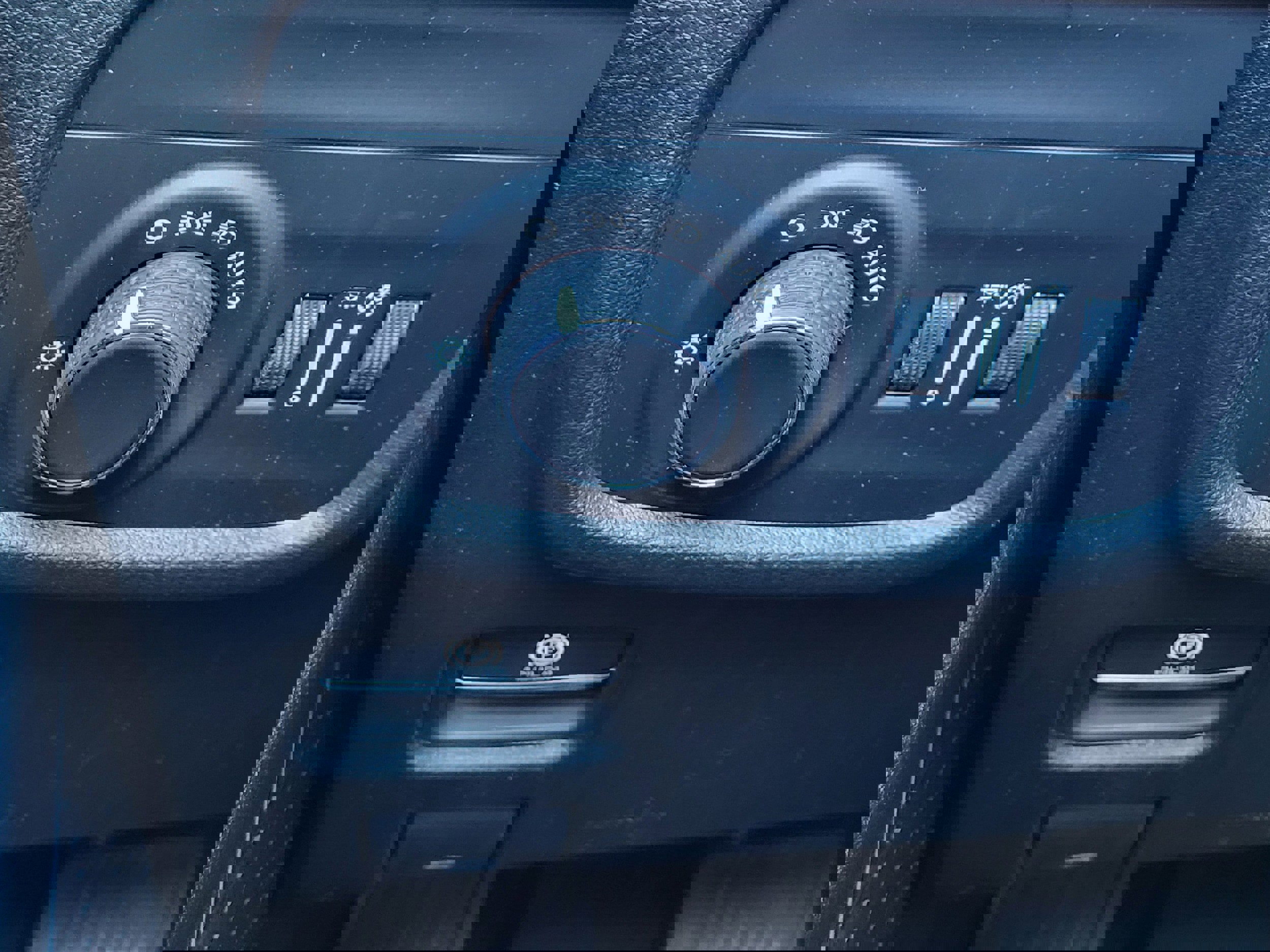 Used 2023 Jeep Grand Cherokee Laredo w/ Luxury Tech Group I image 17