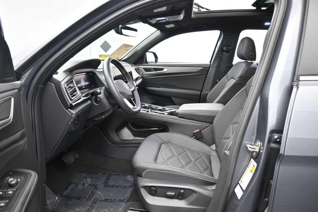 Used 2025 Volkswagen Atlas Cross Sport SE w/ Panoramic Sunroof Package FWD image 10
