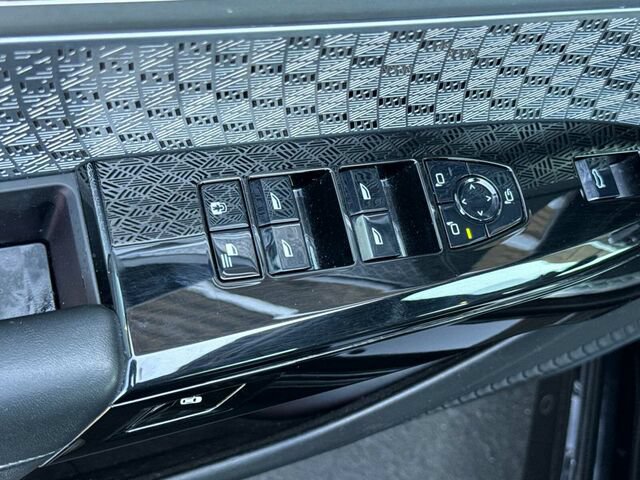 Used 2023 BMW 760i xDrive w/ Executive Package AWD/4WD image 12
