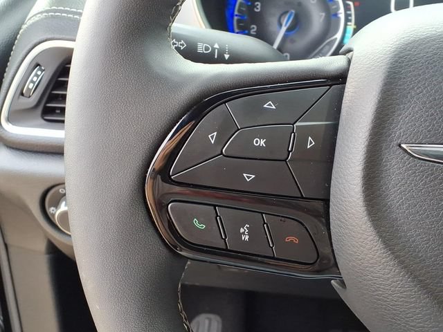 Used 2025 Chrysler Pacifica Limited FWD image 11