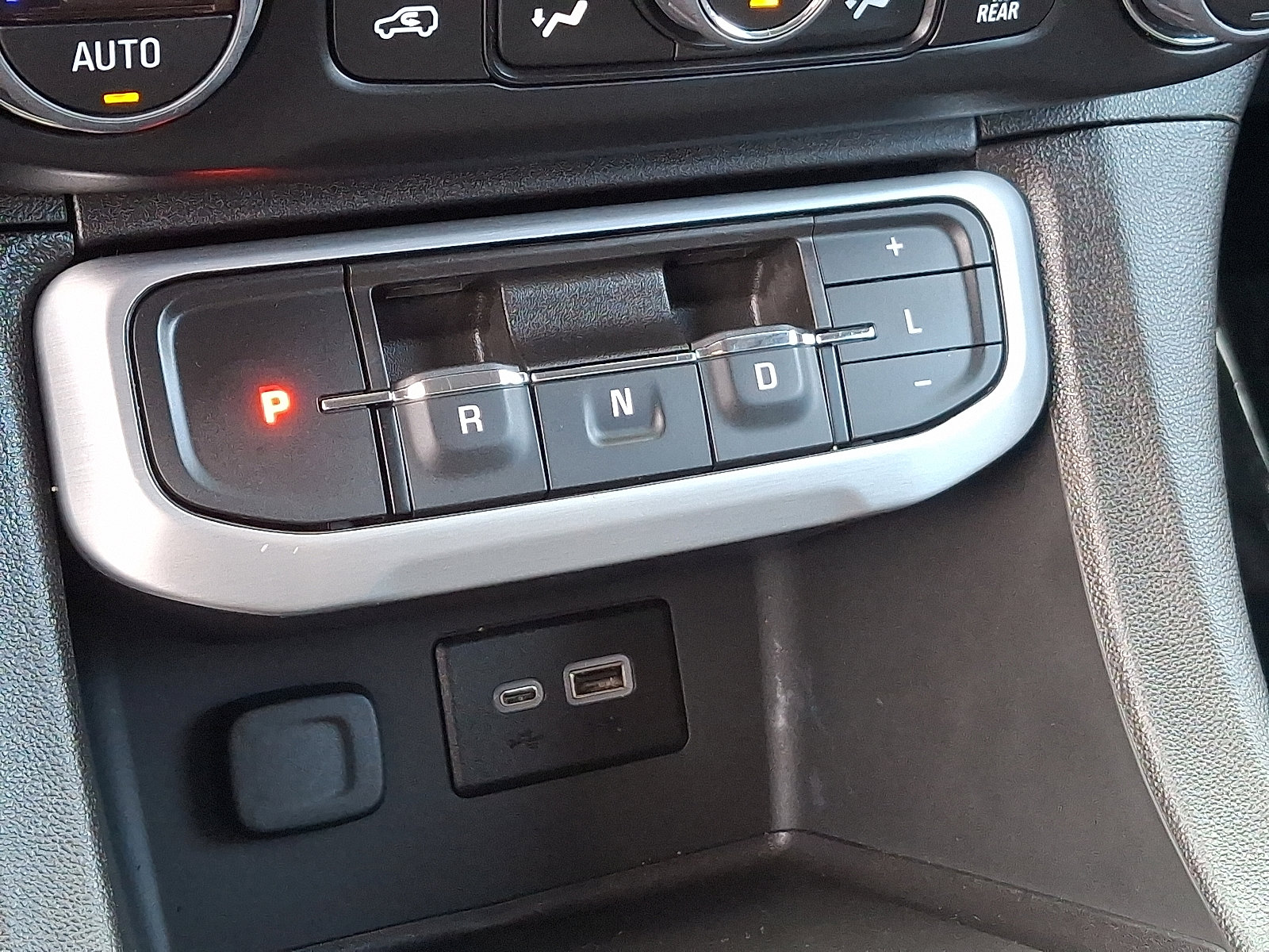 Used 2023 GMC Acadia SLE image 15