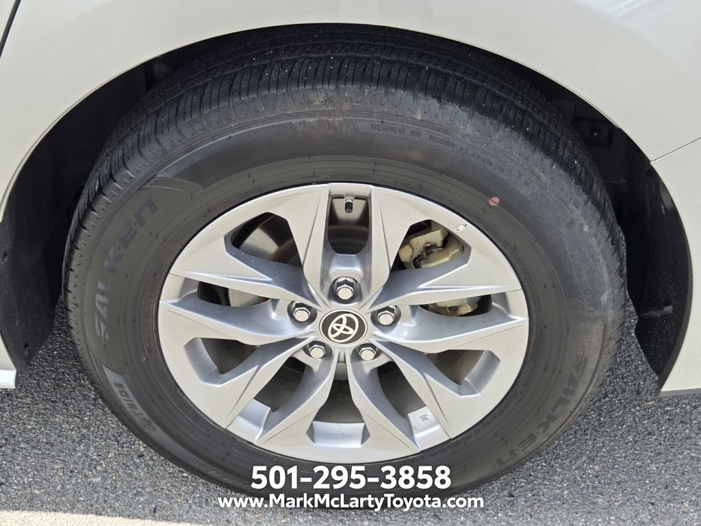 Used 2025 Toyota Sienna XLE FWD image 17