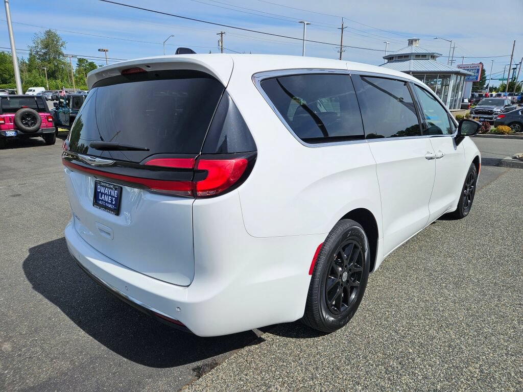 Used 2024 Chrysler Pacifica Touring-L FWD image 5