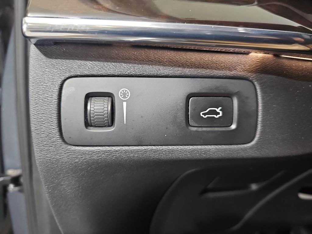 Used 2016 Volvo XC90 T6 Momentum AWD/4WD image 29