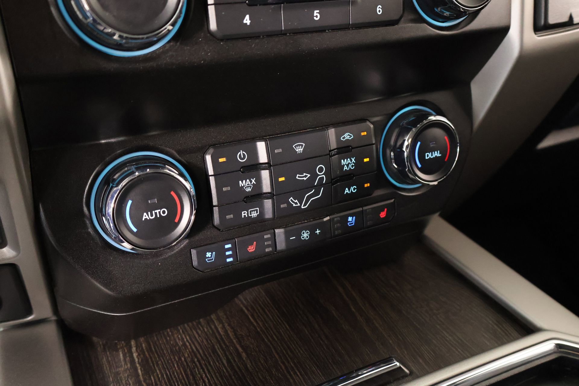 Used 2020 Ford F250 Lariat w/ Lariat Value Package AWD/4WD image 7