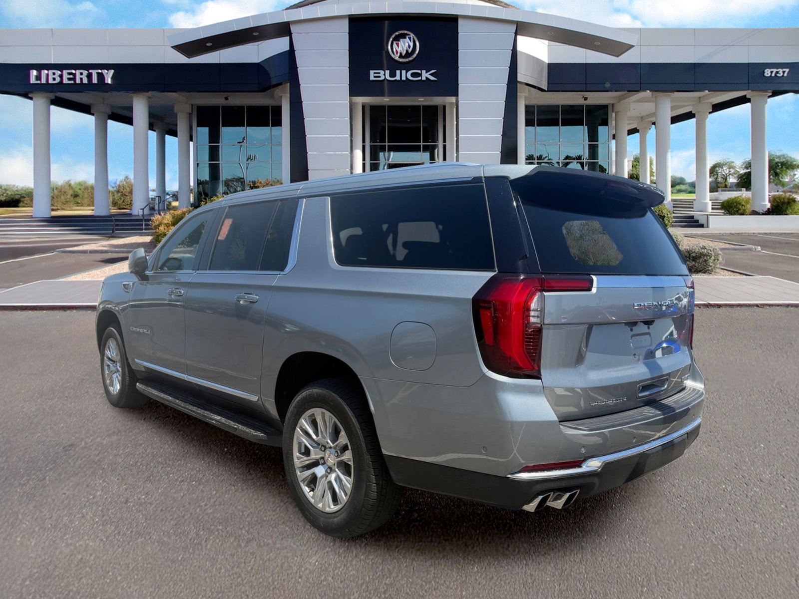 Used 2025 GMC Yukon XL Denali AWD/4WD image 3
