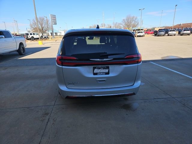 Used 2024 Chrysler Pacifica Touring-L image 6