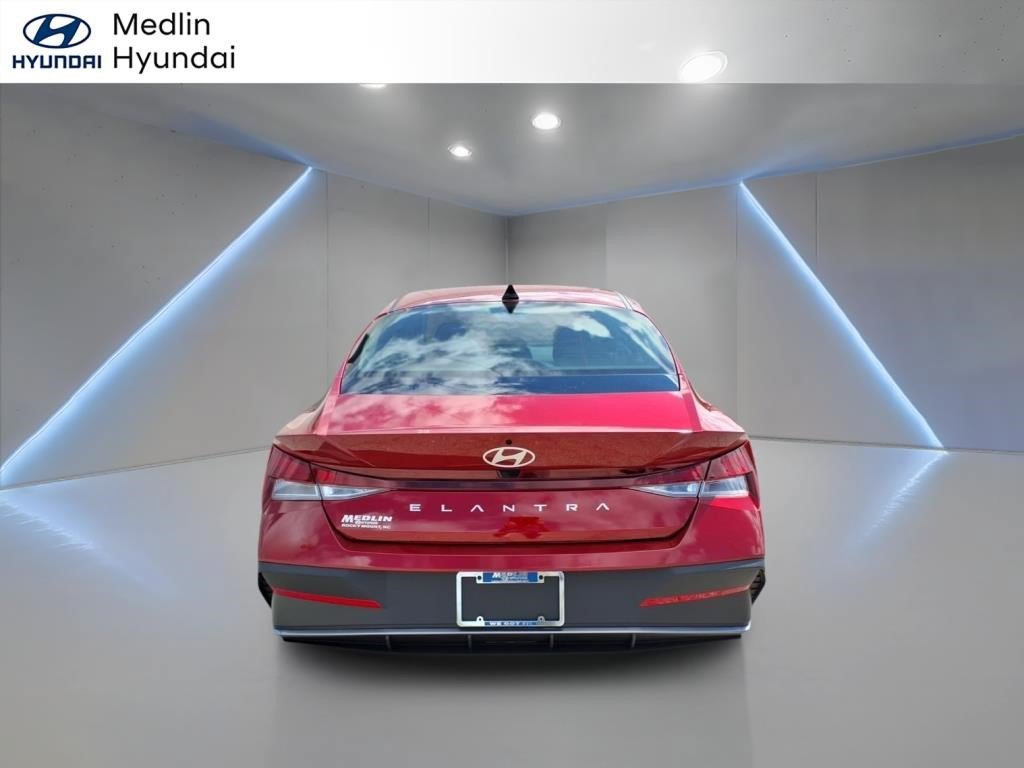 Certified 2025 Hyundai Elantra SE FWD image 4