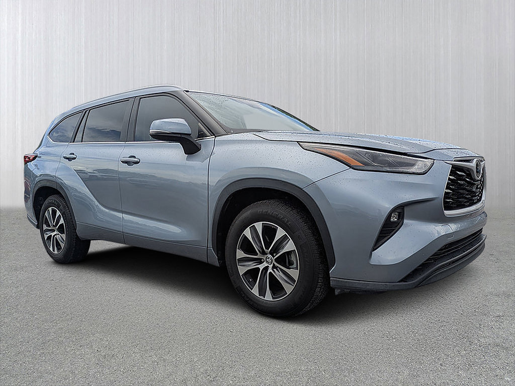 Used 2023 Toyota Highlander XLE FWD image 1