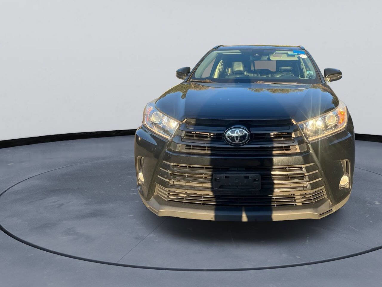 Used 2017 Toyota Highlander SE image 1