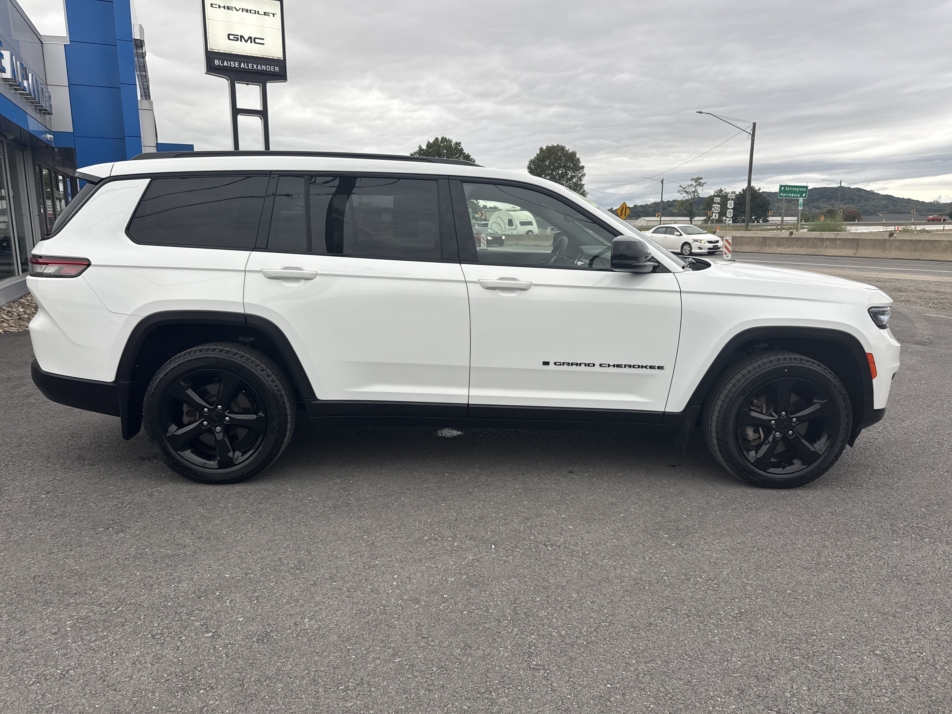 Used 2023 Jeep Grand Cherokee L Laredo AWD/4WD image 2