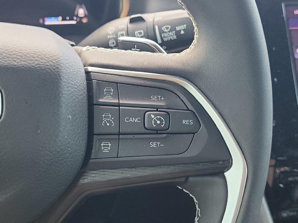Used 2025 Jeep Grand Cherokee Laredo RWD image 25