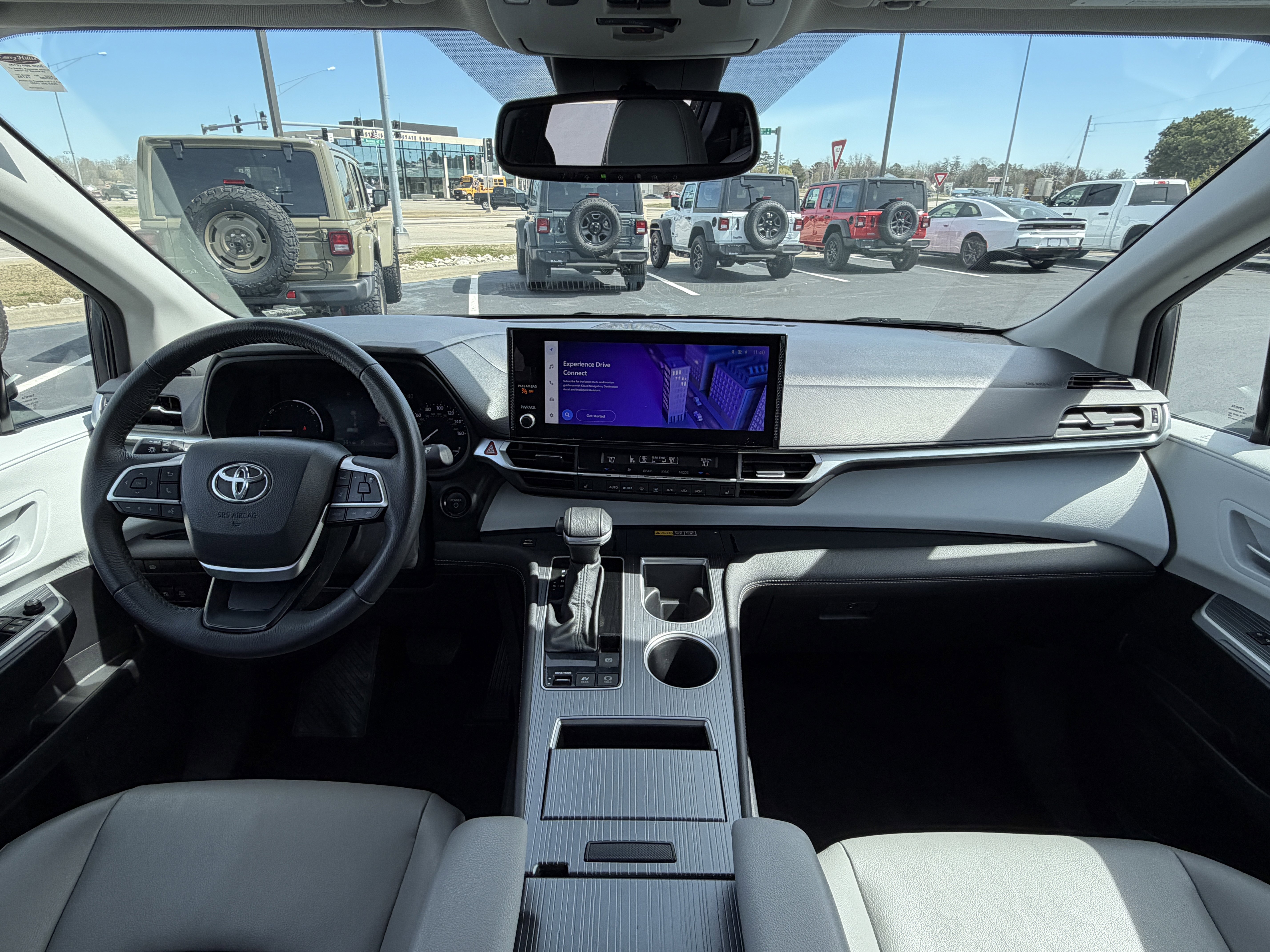 Used 2025 Toyota Sienna XLE FWD image 11